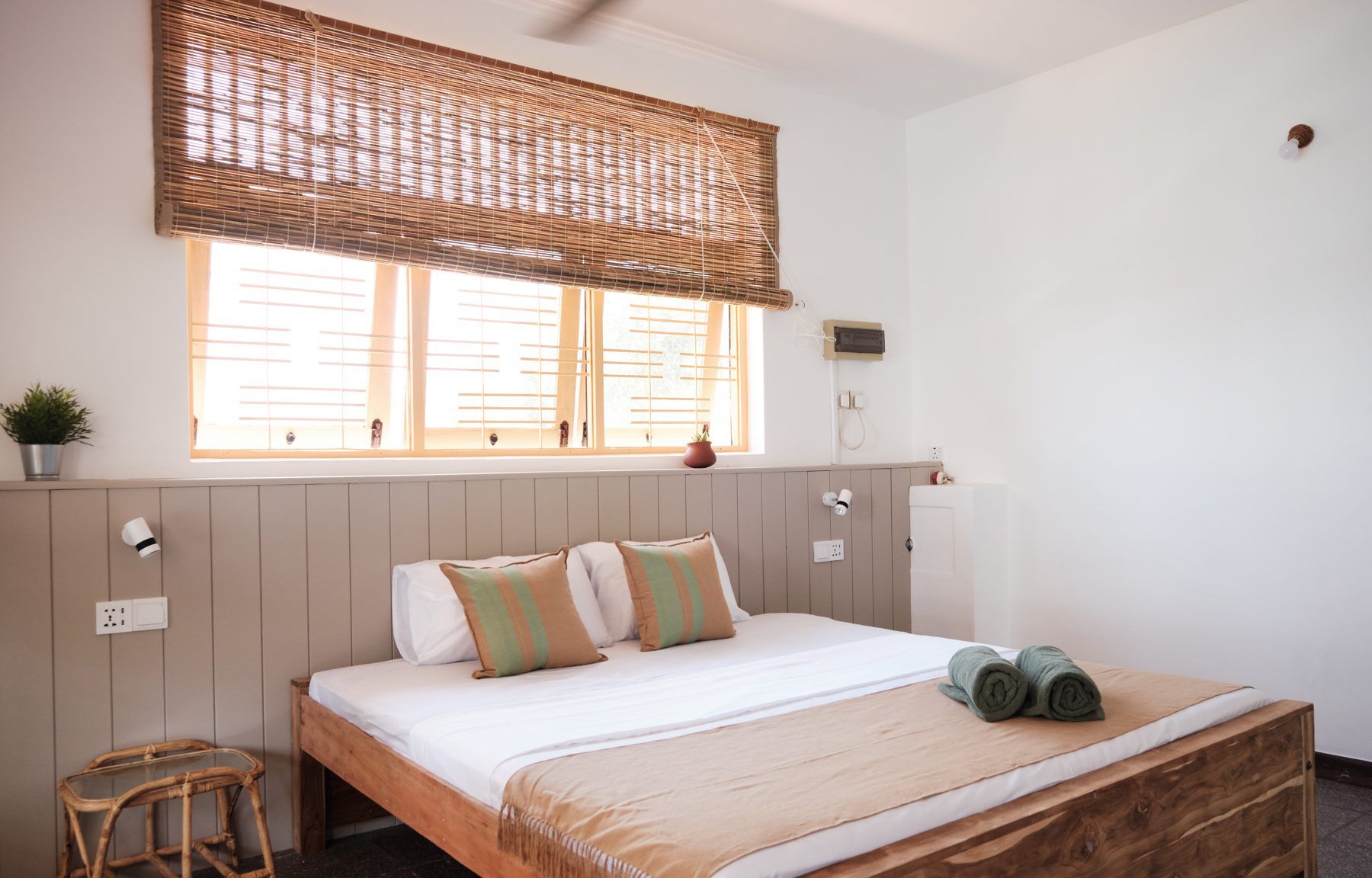 Queen room with wide bamboo blind