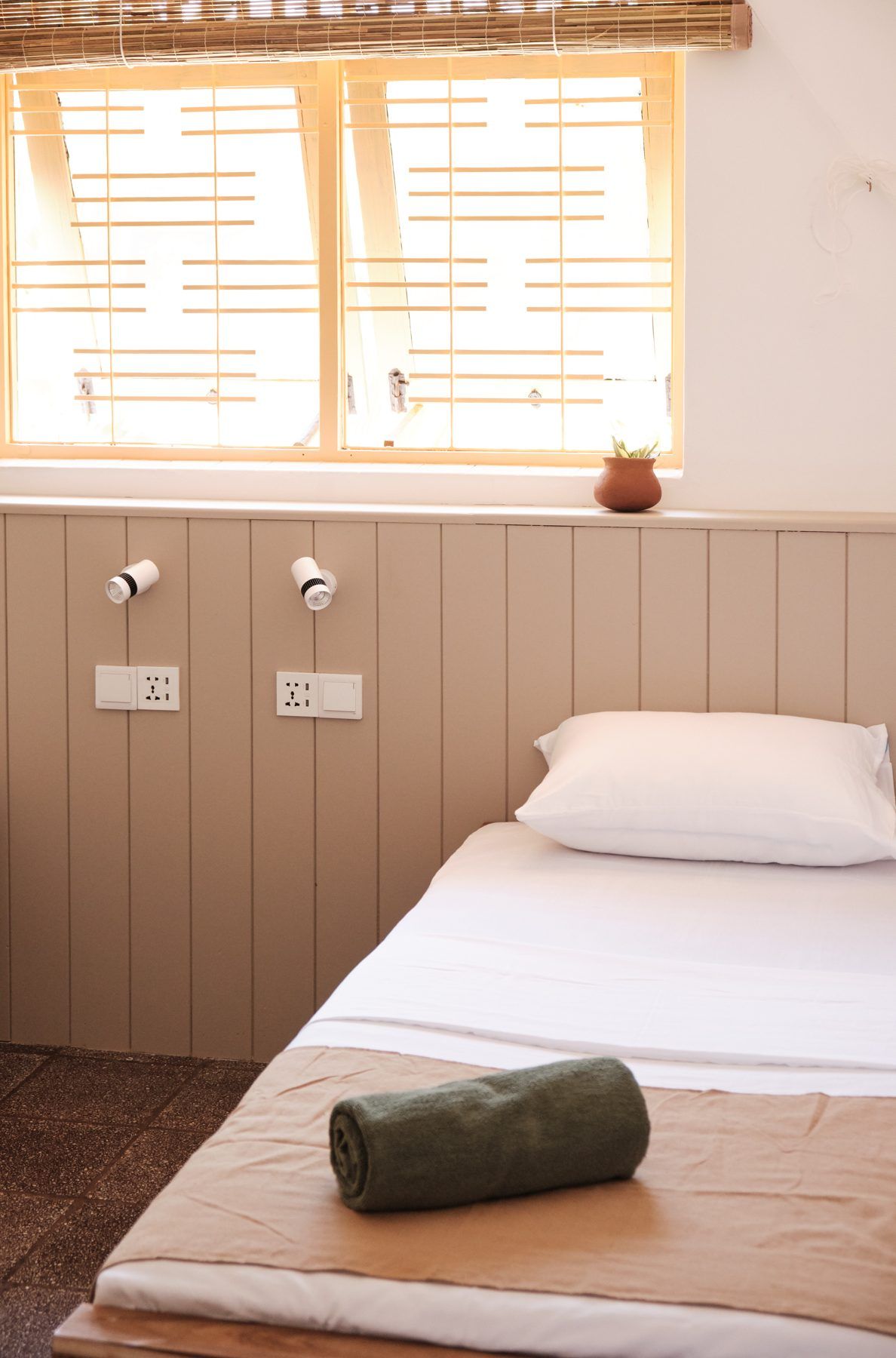 Twin bed, reading lights and sockets